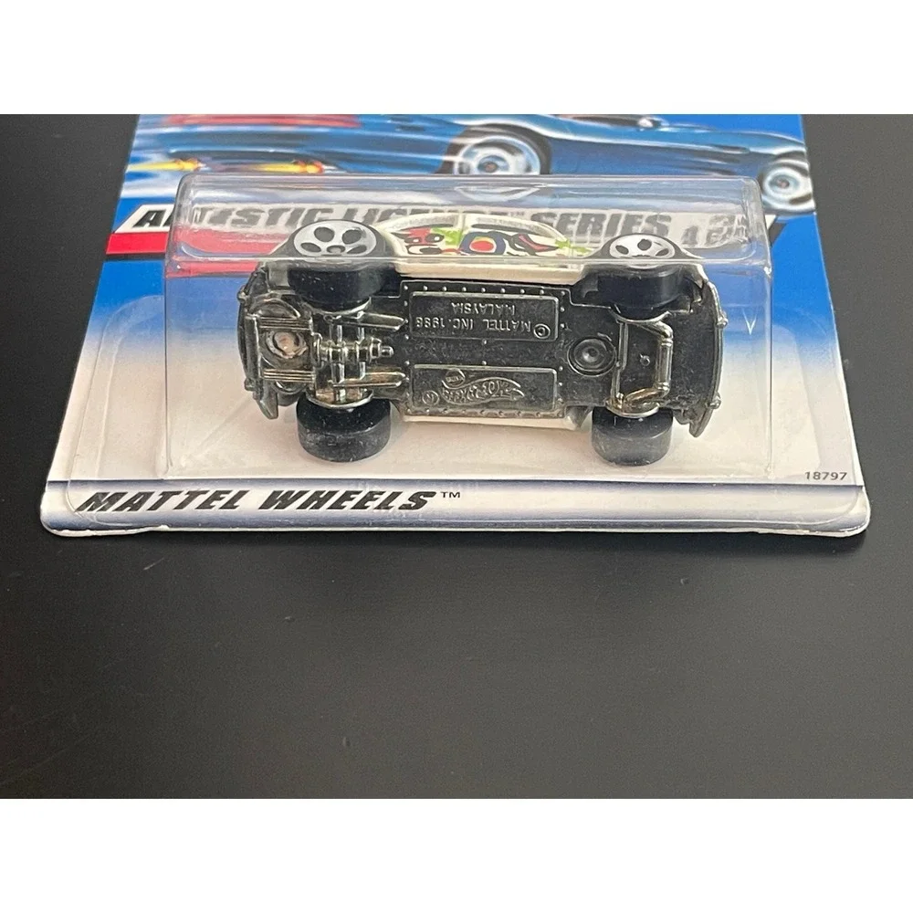 00583 - Hot Wheels '98 Artistic‎ License Series VW Bug White Diecast Toy Car